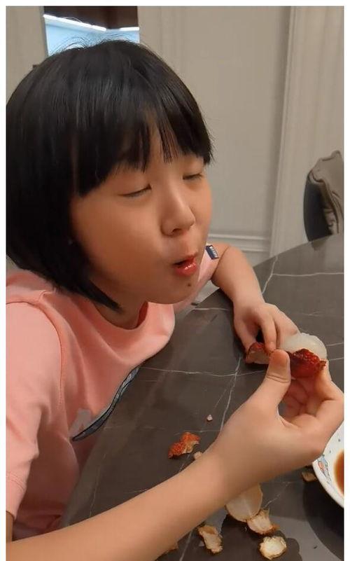 娱乐吃瓜酱小孩哥的反差感,娱乐吃瓜酱小孩哥的“双重性格”揭秘